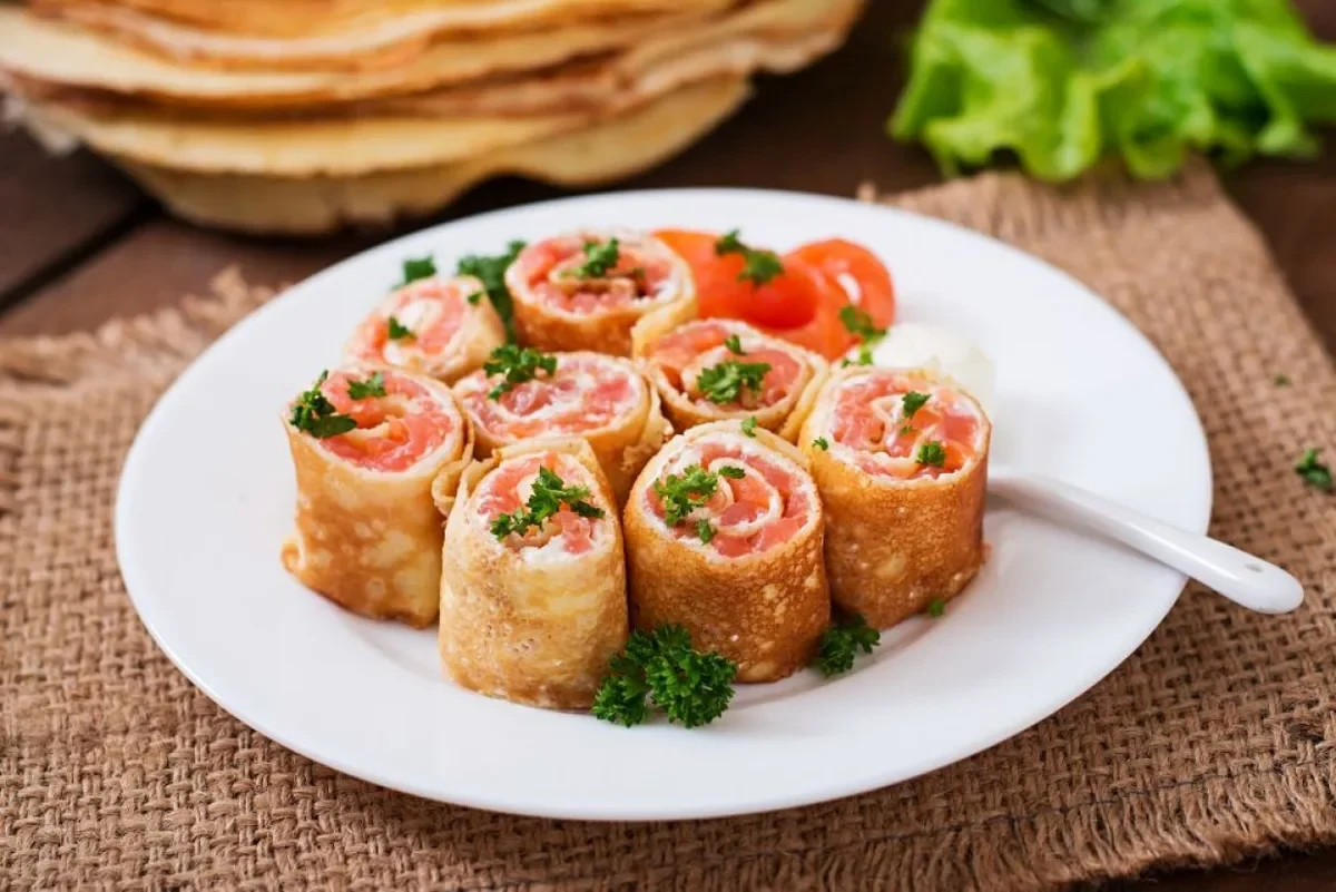 Clătite cu somon afumat și cremă de brânză: aperitiv delicios pentru masa de sărbătoare Clătite cu somon afumat și cremă de brânză: aperitiv delicios pentru masa de sărbătoare