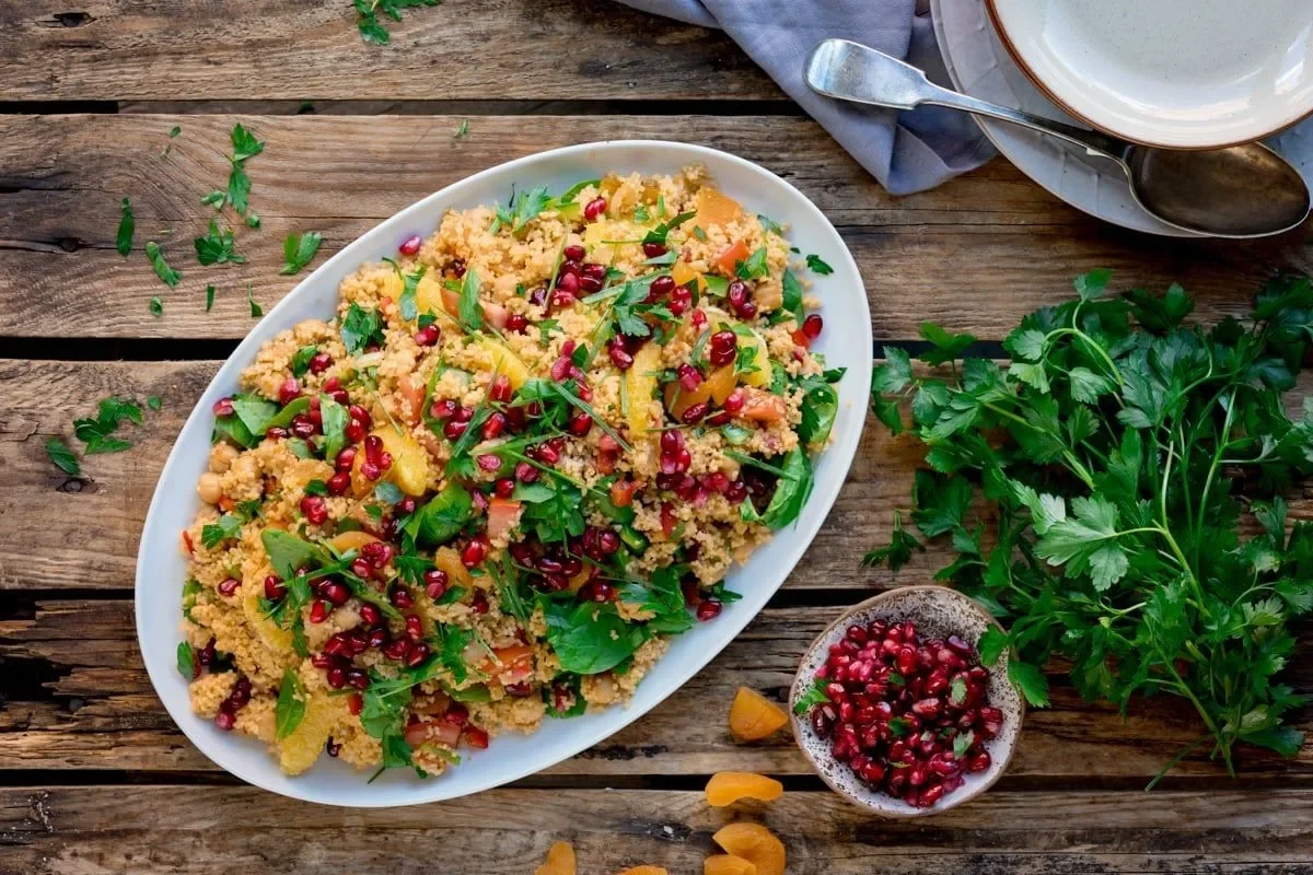 Salată Marocană de Couscous – Rețetă Rapidă de Vară pentru Zile Toride