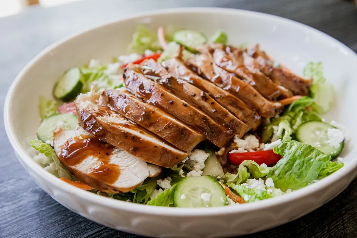 Salată Mediteraneană cu Pui la Grill – Rețetă Savuroasă pentru Vară 2025