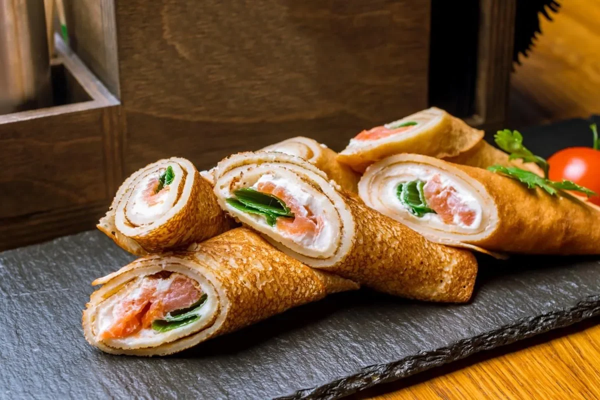 Clătite cu somon afumat și cremă de brânză: aperitiv delicios pentru masa de sărbătoare
