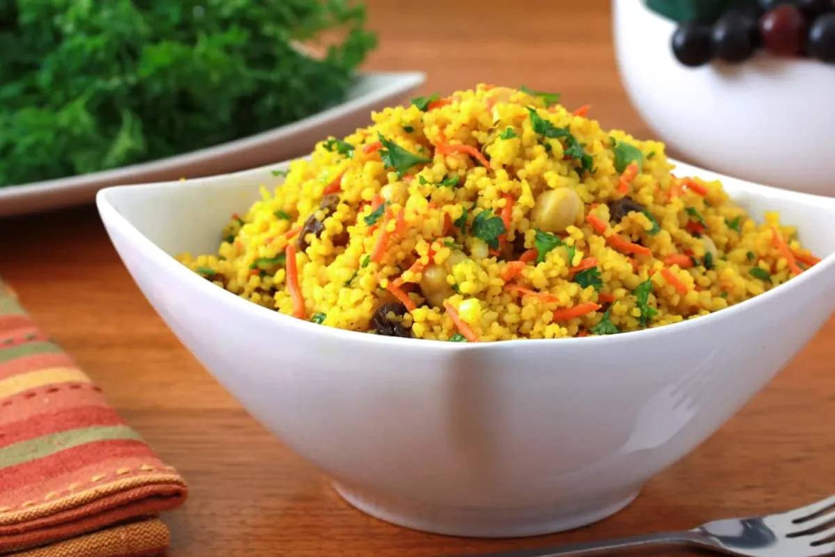 Salată Marocană de Couscous – Rețetă Rapidă de Vară pentru Zile Toride Salată Marocană de Couscous – Rețetă Rapidă de Vară pentru Zile Toride