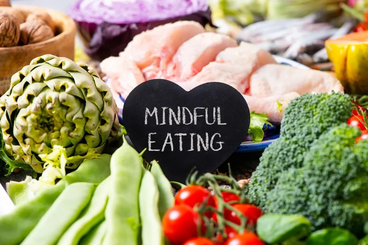 Alimentație Intuitivă vs Mindful Eating: Diferențe, Beneficii și Cum să Alegi Metoda Potrivită